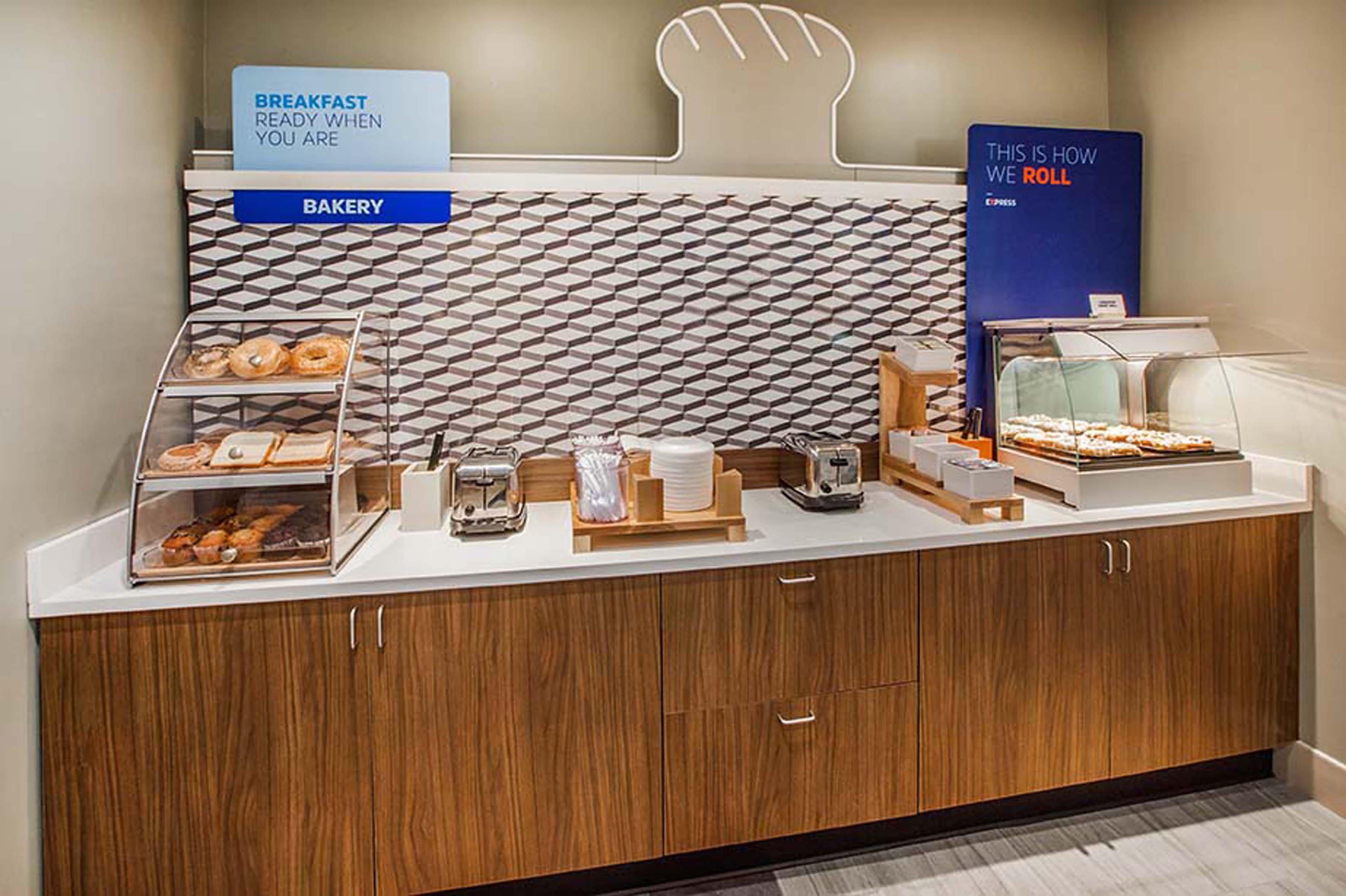 Holiday Inn Express Romulus / Detroit Airport By Ihg Exterior photo