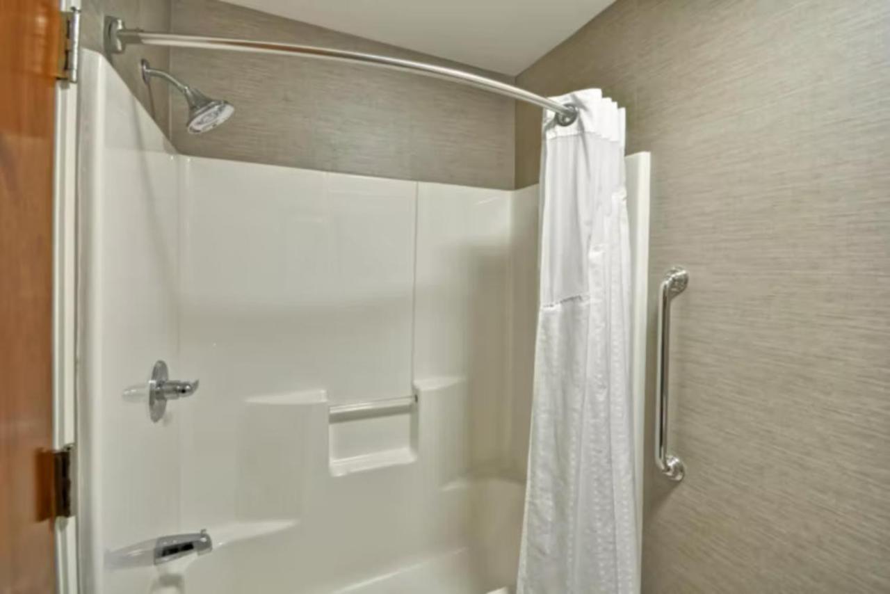 Holiday Inn Express Romulus / Detroit Airport By Ihg Exterior photo