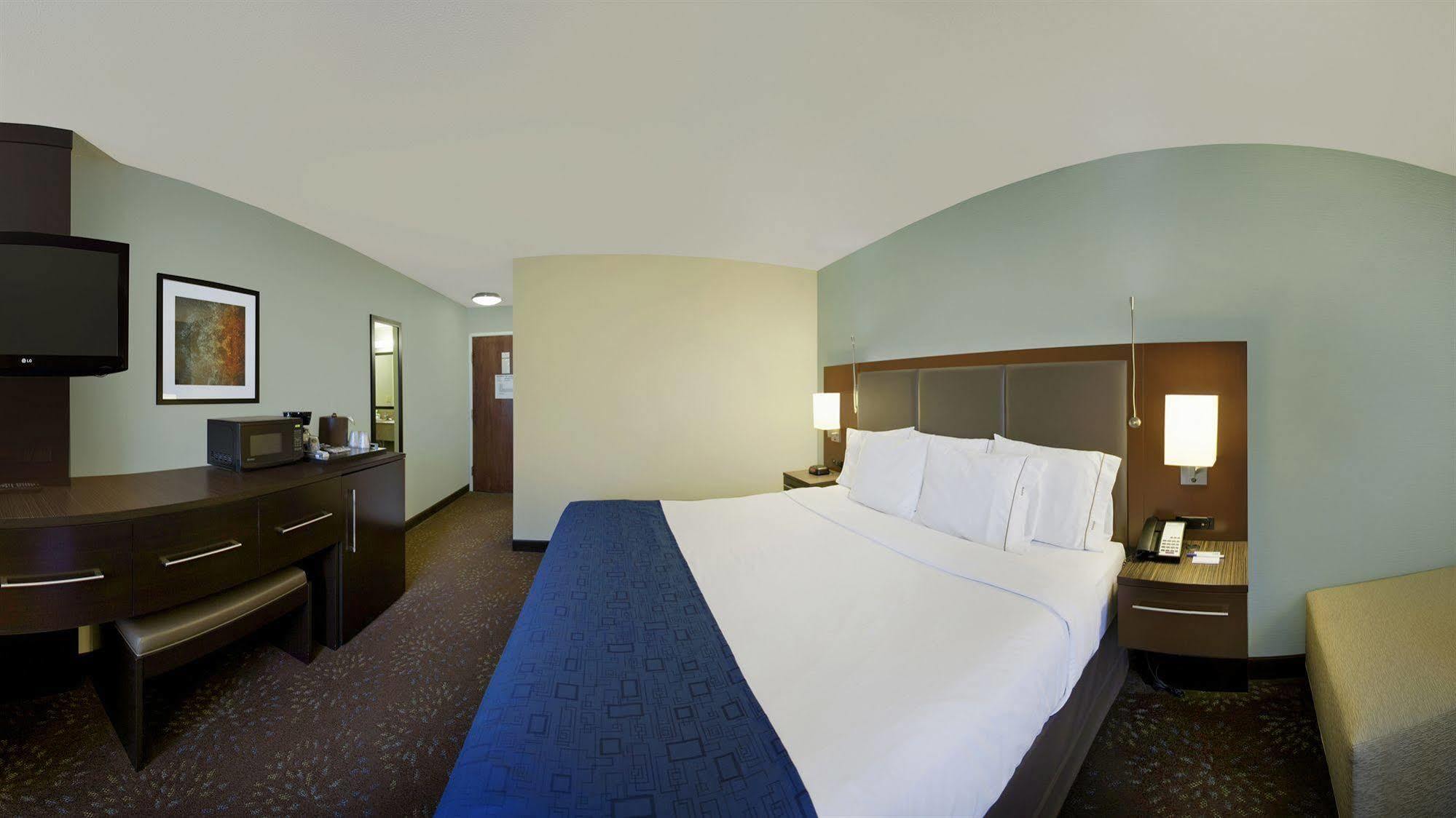 Holiday Inn Express Romulus / Detroit Airport By Ihg Exterior photo