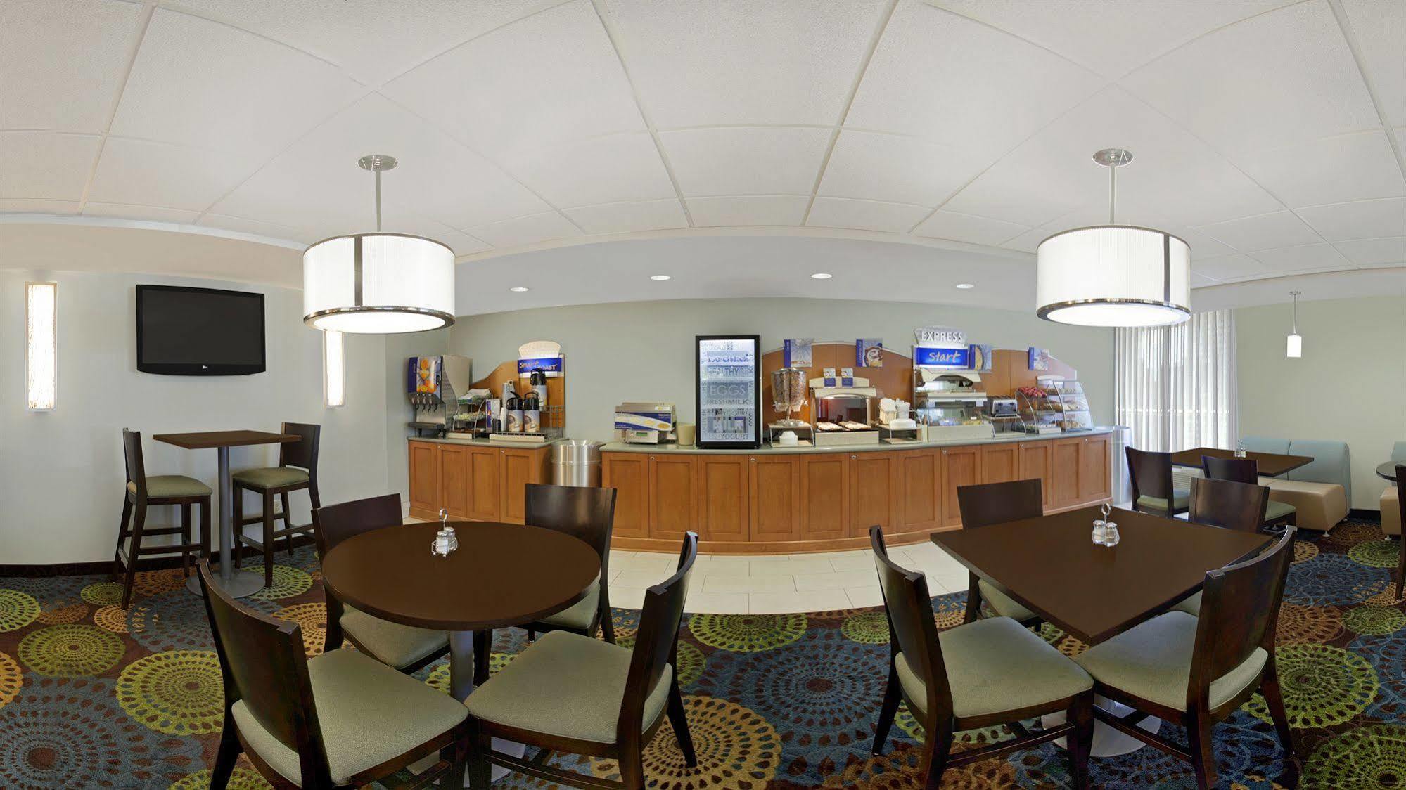 Holiday Inn Express Romulus / Detroit Airport By Ihg Exterior photo